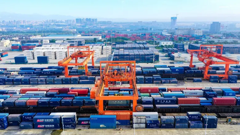 รถไฟขนส่งสินค้าที่บรรทุกสินค้ามาเต็มขบวน ...