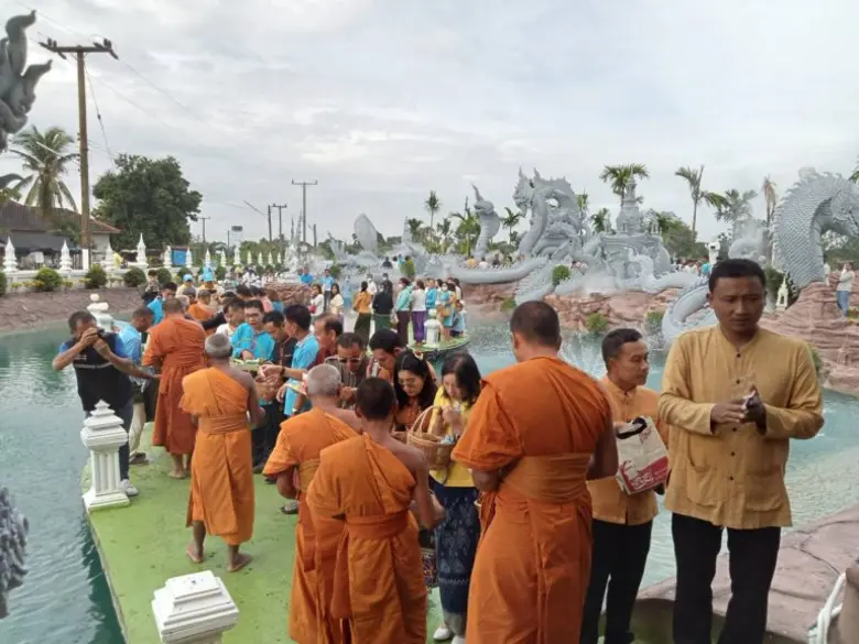 สพอ.โพธิ์ศรีสุวรรณ ร่วมกิจกรรมโพธิ์ศรีสุวรรณพร้อมใจ นุ่งผ้าไทยใส่บาตร ทำความดี วิถีพอเพียง