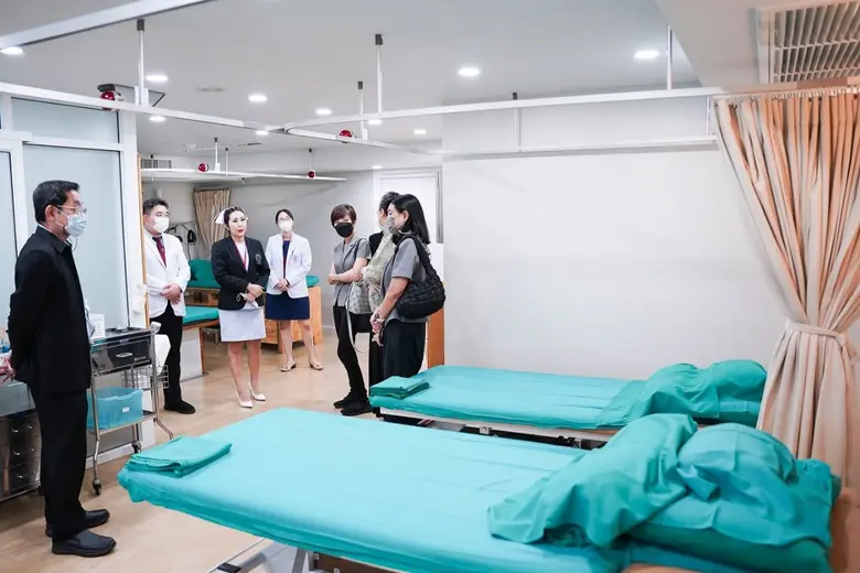 คลินิกการประกอบโรคศิลปะ สาขาการแพทย์แผนจีนหัวเฉียว รับมอบเงินบริจาค