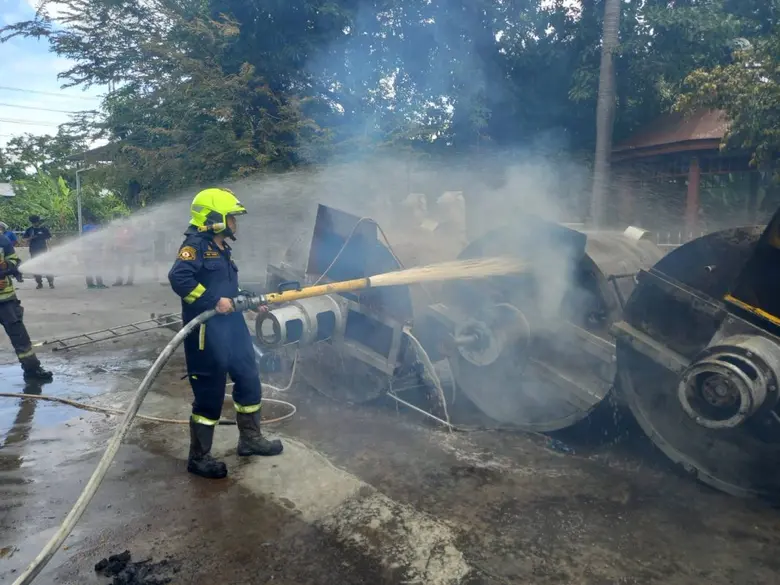 กทม.เร่งสอบเหตุไฟไหม้ถังบรรจุเคมีย่านบางบอน ไม่พบสารเคมีรั่วไหล-ไม่มีผู้ได้รับผลกระทบจากกลิ่น