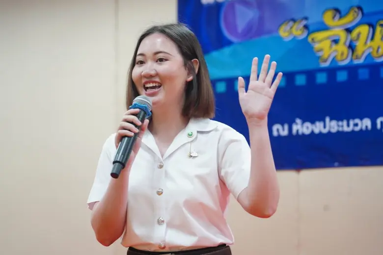 นางสาวธนพร กองเพ็ง นักศึกษาชั้นปีที่ 4 คณ...