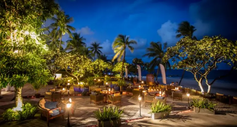 ห้องอาหารโคสต์บีชคลับและบิสโทร ณ โรงแรมเซ...