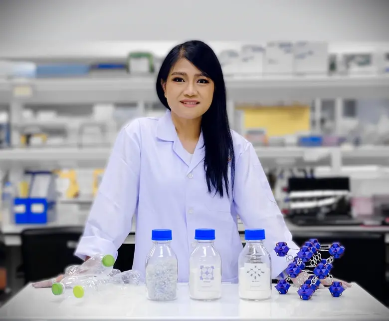 นักวิจัยนาโนเทค สวทช. เพิ่มค่าขวดพลาสติกธ...