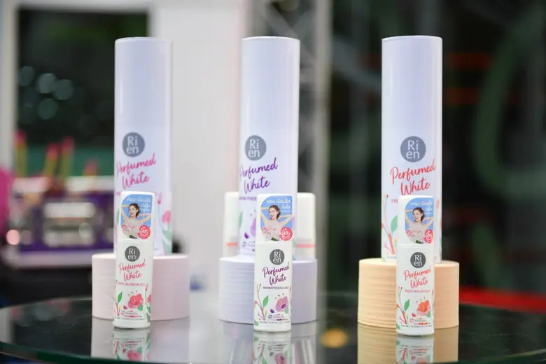 ริเอ็น ดึง "วี - วิโอเลต วอเทียร์" พรีเซ็นเตอร์ตัวแทนสาวมั่น จัดมินิคอนเสิร์ต เปิดตัวโรลออนน้ำหอม Ri en Perfumed White Deo