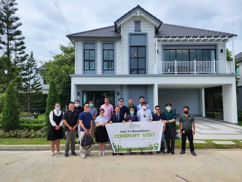 นายรณฤทธิ์ ฐิติสุริยารักษ์ (กลางซ้าย) กรร...