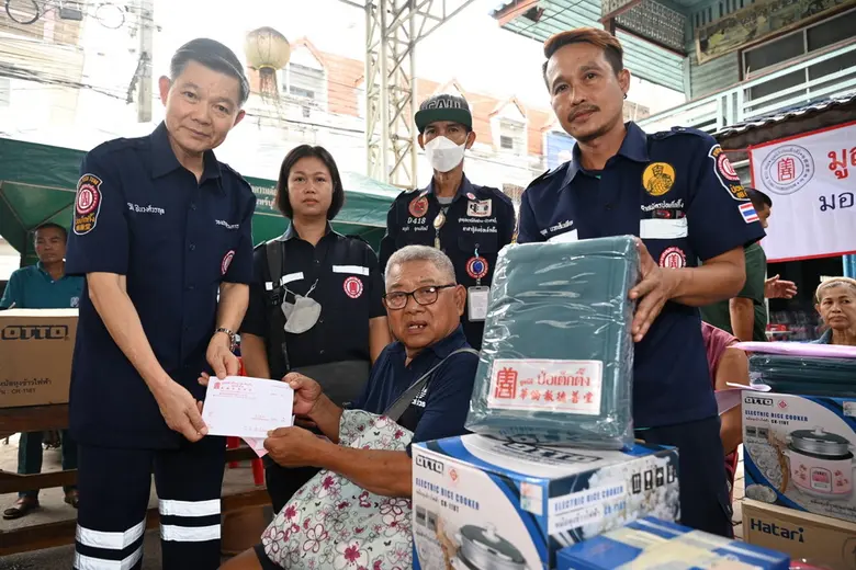 มูลนิธิป่อเต็กตึ๊ง ซับน้ำตา บรรเทาทุกข์ผู้ประสบอัคคีภัยบริเวณชุมชนตลาดเทศบาลตำบลอินทร์บุรี จังหวัดสิงห์บุรี