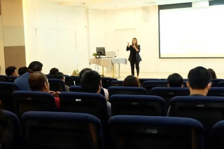 บริษัท รถไฟฟ้า ร.ฟ.ท. จำกัด ร่วมกับ คณะวิศวกรรมศาสตร์ ม.ศรีปทุม เปิดการอบรมหลักสูตร "การสร้างผู้เชี่ยวชาญ สาขาวิชาชีพรถไฟความเร็วสูงและระบบราง รุ่นที่ 5"