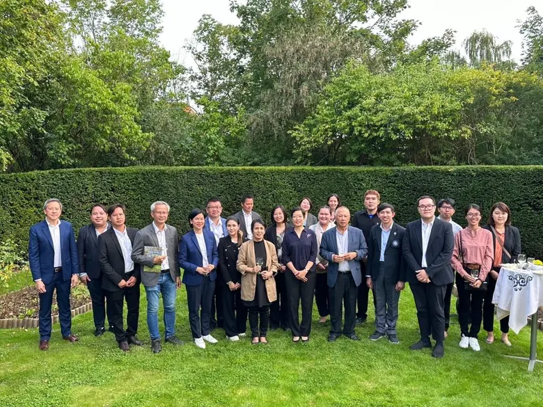 คุณนวรัตน์ คำศรี ผู้จัดการฝ่ายขายต่างประเ...