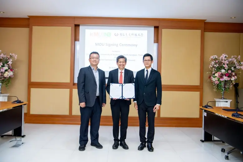 รศ.ดร.อัยยะ จันทรศิริ คณบดีคณะวิทยาศาสตร์...