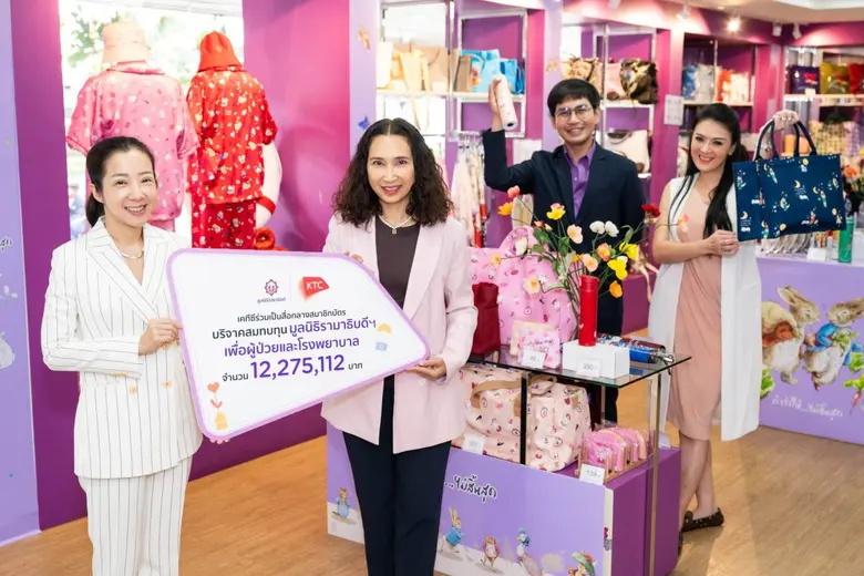 นางสาวสิรีรัตน์ คอวนิช (กลางขวา) ผู้บริหา...