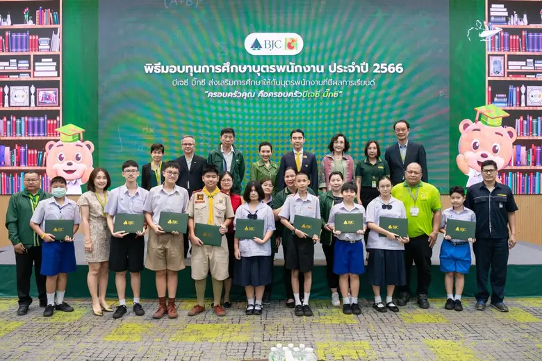 นายอัศวิน-นางฐาปณี เตชะเจริญวิกุล ประธานเ...