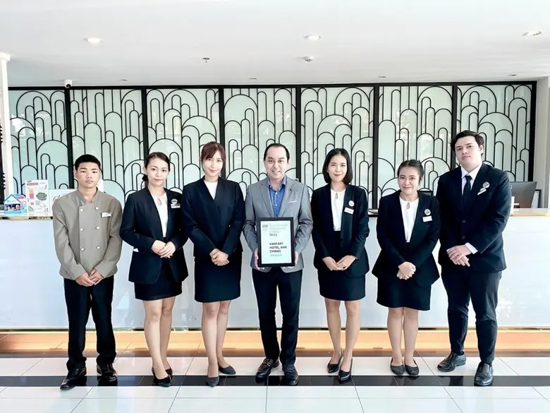 Kittidech Kummoung (centre), Hotel Manage...