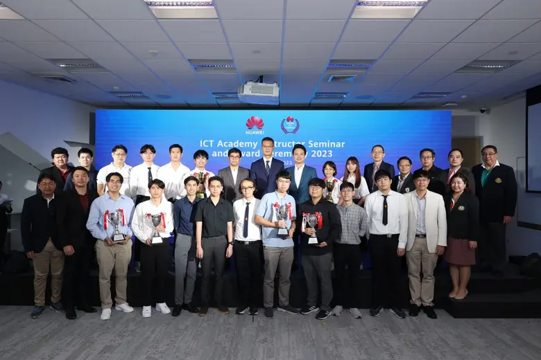 หัวเว่ยฉลองชัยชนะของทีมนักศึกษาไทย ในพิธีมอบรางวัลการแข่งขันด้านไอซีที ประจำปี 2565-2566