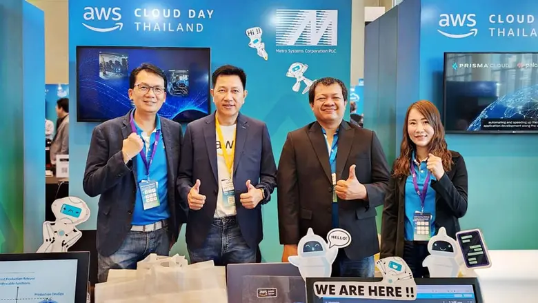 คุณชัยวัฒน์ วชิรโรจน์ไพศาล (ทางซ้าย) ผู้จ...