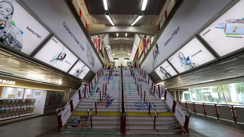 Samsung จับมือ ลีโอ เบอร์เนทท์ ประเทศไทย และ ปับลิซิส มีเดีย เทคโอเวอร์แลนด์มาร์คใจกลางเมือง<br>เปิดประสบการณ์ "ยินดีต้อนพับ" ของ Galaxy Z Flip 5 และ Z Fold 5