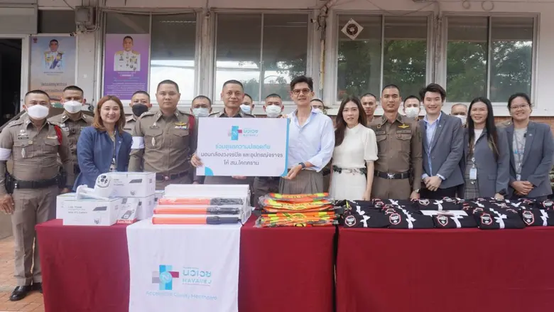 คุณณพ ณรงค์เดช (ที่ 6 จากขวา) รองประธานกร...