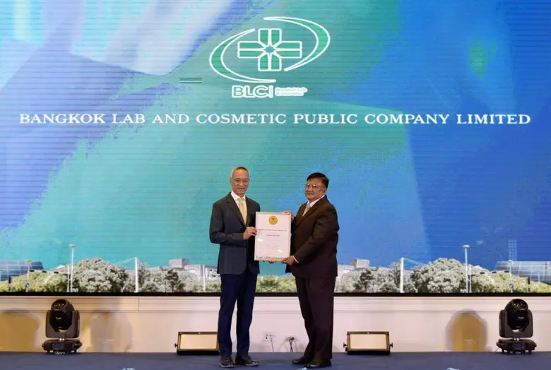 ภก.ศุภชัย สายบัว (ขวา) ประธานเจ้าหน้าที่ส...