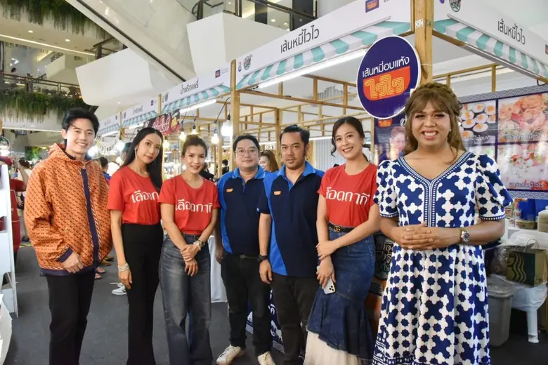 นายเมธาพร พุกพิบูลย์ (ที่ 5 ซ้าย) รองผู้จ...