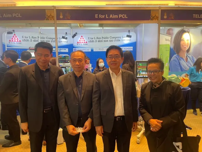 คุณปรีชา นันท์นฤมิต (ที่ 2 จากขวา ) ประธา...