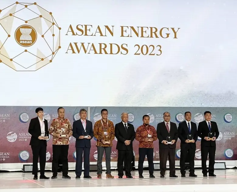 นายมนินทร์ อินทร์พรหม (ที่3จากซ้าย) ผู้ช่...