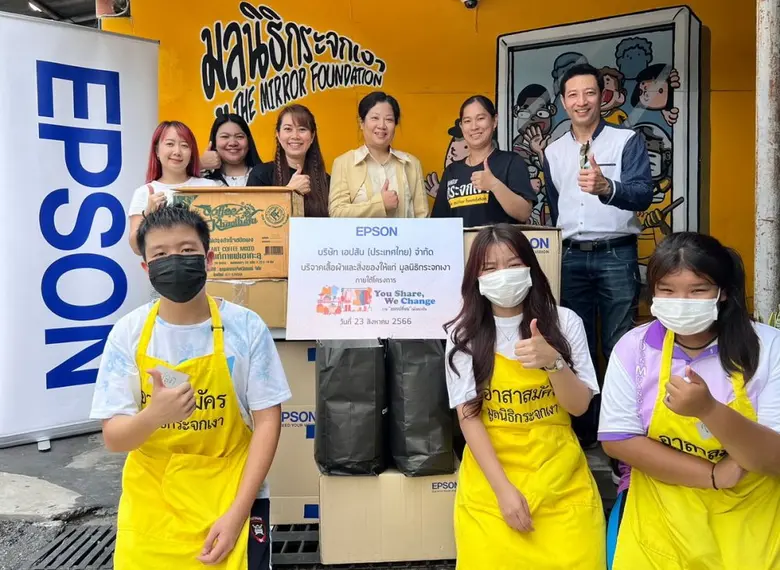 นางสาววิสาข์ ธนวิภาคย์ (กลาง) ผู้จัดการอา...