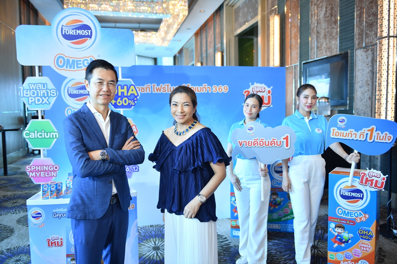 นายวิภาส ปวโรจน์กิจ (คนซ้าย) กรรมการผู้จั...