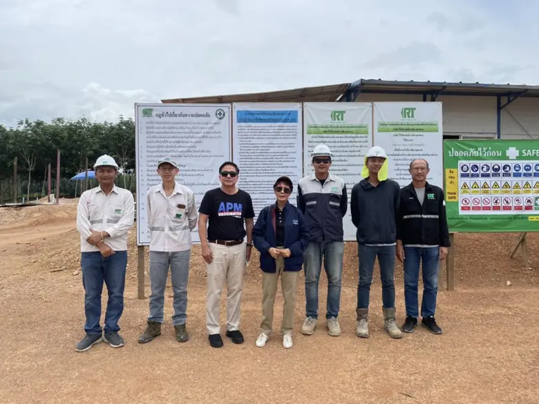 ดร.สมภพ ศักดิ์พันธ์พนม (ที่ 3 จากซ้าย) ปร...