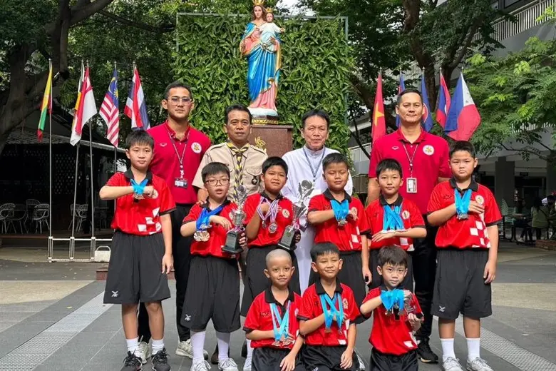 ผู้อำนวยการ โรงเรียนอัสสัมชัญสมุทรปราการ ร่วมแสดงความยินดี และให้กำลังใจ กับเหล่านักกีฬาว่ายน้ำ