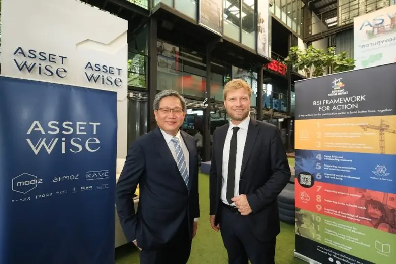 วุฒิ วิพันธ์พงษ์ (ซ้าย) รองประธานเจ้าหน้า...