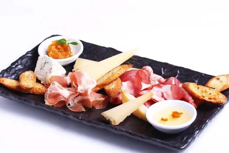 จุดเช็คอินสายชิล วิวอลังการ อาหารอร่อย เครื่องดื่มเลิศรสกับรูฟท็อปใจกลางกรุงฯ ณ ครู แชมเปญ บาร์ โรงแรมเซ็นทาราแกรนด์ฯ เซ็นทรัลเวิลด์