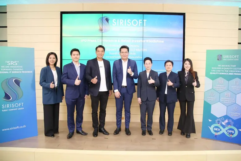 นายสิริวัฒน์ ธนุรเวท (กลาง) ประธานเจ้าหน้...