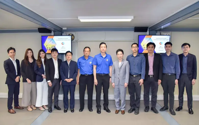 นายศรันย์ โรจน์เลิศจรรยา (ที่ 7 จากซ้าย) ...