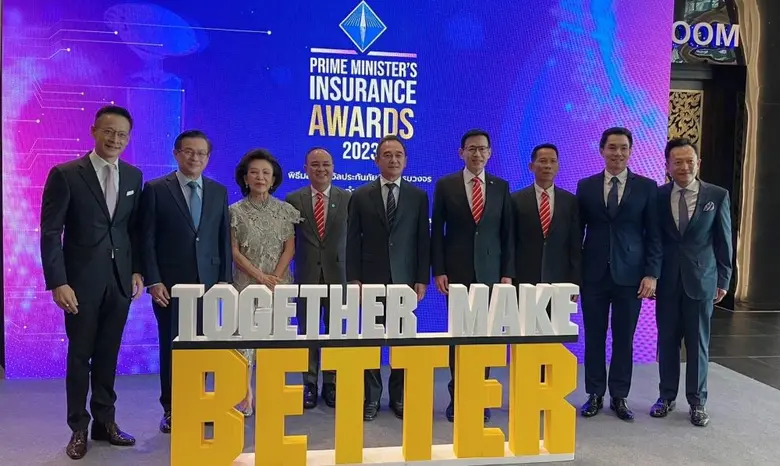 จิตวุฒิ ศศิบุตร (ซ้าย) ประธานเจ้าหน้าที่บ...