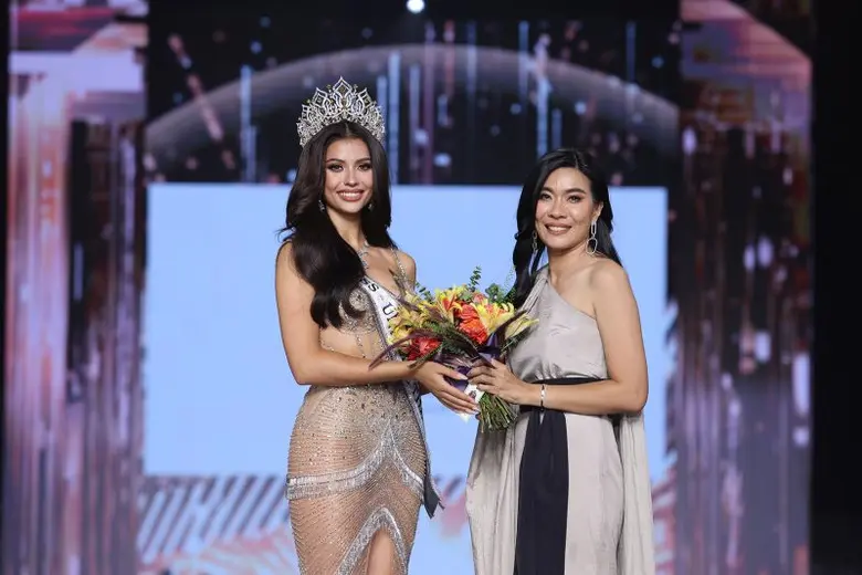 พชร ประพันธ์วัฒนะ (ขวา) กรรมการผู้จัดการก...