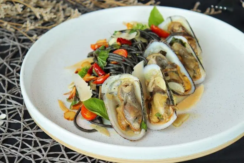 ฮอลิเดย์ อินน์ แอนด์ สวีทส์ ศรีราชา แหลมฉ...