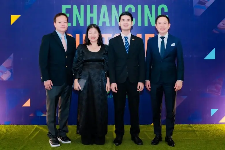 จิรฐา ศิริวัฒนากร (คนที่ 1 นับจากซ้าย) แล...