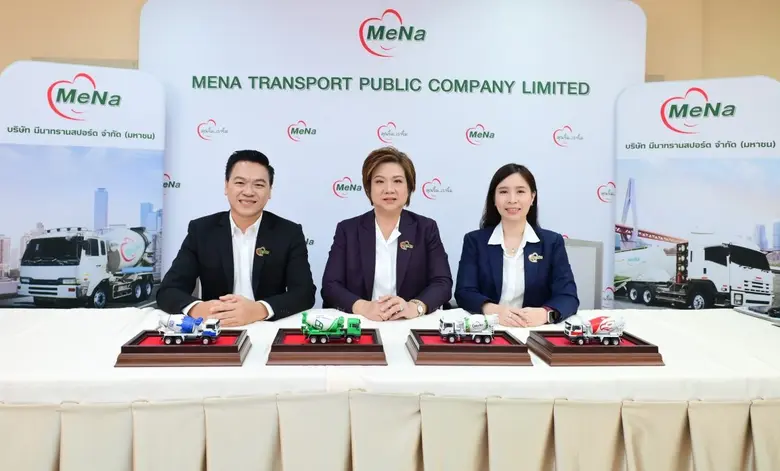 คุณสุวรรณา ขจรวุฒิเดช (กลาง) ประธานเจ้าหน...