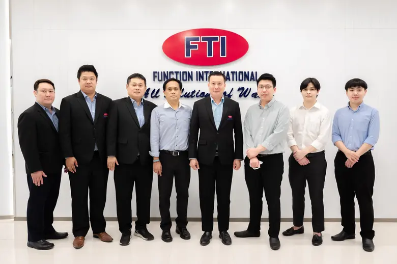 ดร. วิกร ภูวพัชร์ (ที่ 4 จากขวา) ประธานเจ...