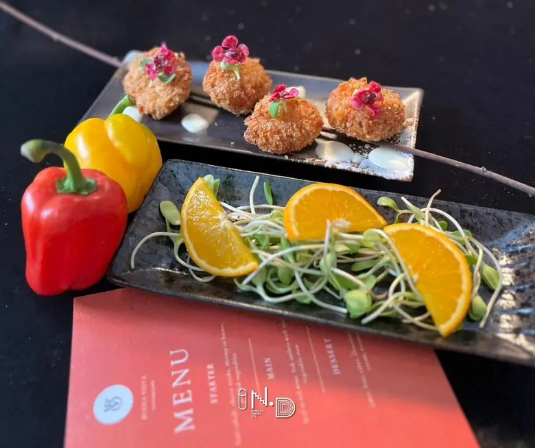 ผศ.อานนท์ พรหมนอก ผู้ช่วยคณบดีฝ่ายกิจการน...