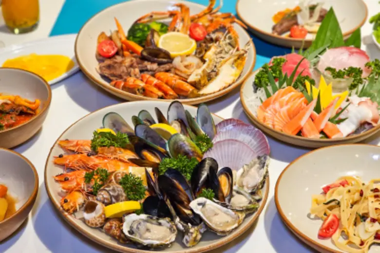 พักผ่อนสุดสัปดาห์ไปกับแพ็คเกจ Weekend Escape ทั้งบุฟเฟ่ต์เลิศรสมื้อเช้าและมื้อเย็น ณ รร เลอ เมอริเดียน สุวรรณภูมิ กรุงเทพฯ กอล์ฟ รีสอร์ท แอนด์ สปา