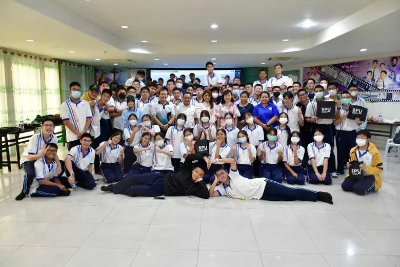 อาจารย์วรวลัญช์ ธนัชปิยะธันย์ ผู้ช่วยคณบด...