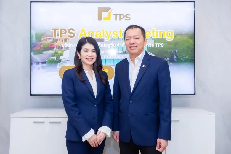 คุณบุญสม กิจเกษตรสถาพร (ขวา) ประธานเจ้าหน...