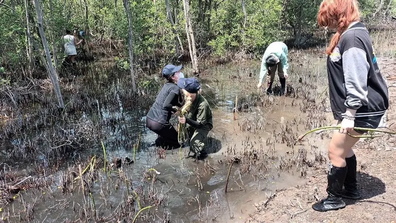 GE SPU นำนักศึกษาทำกิจกรรม โครงการ ปลูกต้นไม้ "มุ่งสู่ Net Zero" ฟื้นฟูป่าชายเลน สร้างเศรษฐกิจฐานราก ลดก๊าซเรือนกระจก