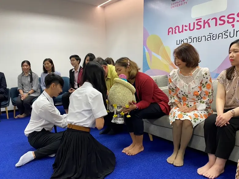 ศิษย์มีครู! คณะบริหารธุรกิจ SPU จัดพิธีไหว้ครู ประจำปีการศึกษา 2566