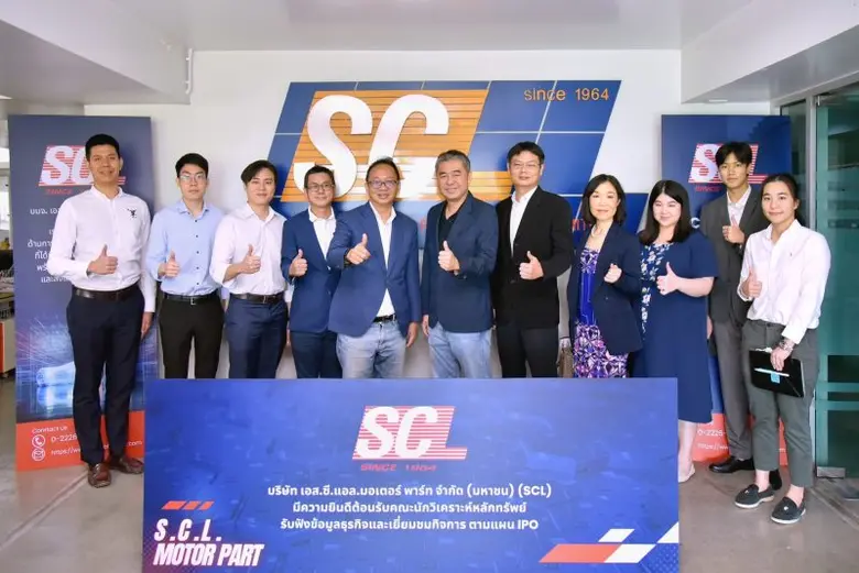 นายสกล ตั้งก่อสกุล (ที่ 5 จากซ้าย) กรรมกา...