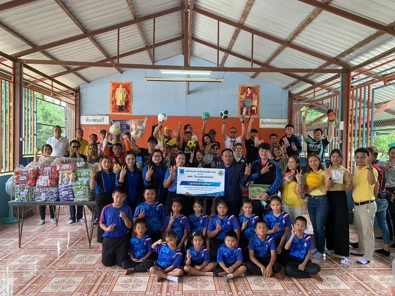 คณะผู้บริหารและพนักงานบริษัท ซัมมิท แคปปิ...