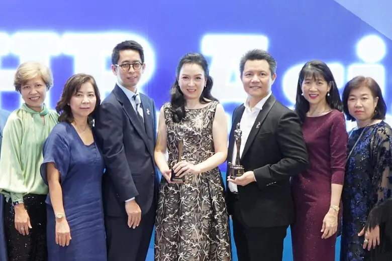 นางสาวหทัยพร เจียมประเสริฐ (กลาง) และ นาย...