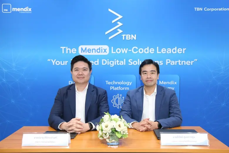 นายปนายุ ศิริกระจ่างศรี (ซ้าย) ประธานเจ้า...