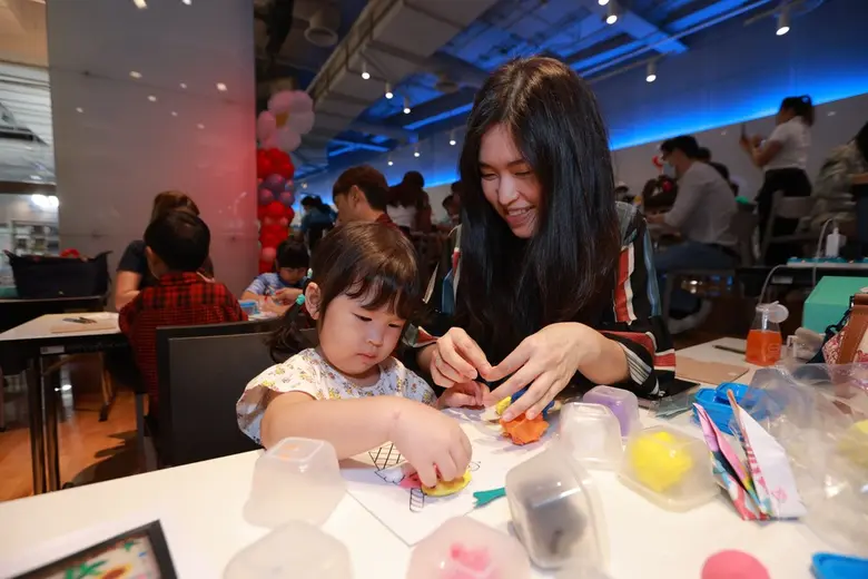 ปัจจุบันพ่อแม่ยุคใหม่มักต้องทำงานนอกบ้านท...