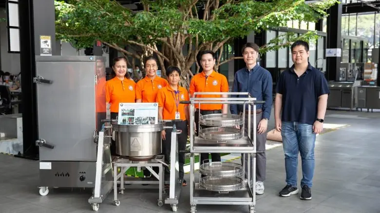 เอกพงษ์ ตั้งสิริมานะกุล (ที่ 5 จากซ้าย) ป...